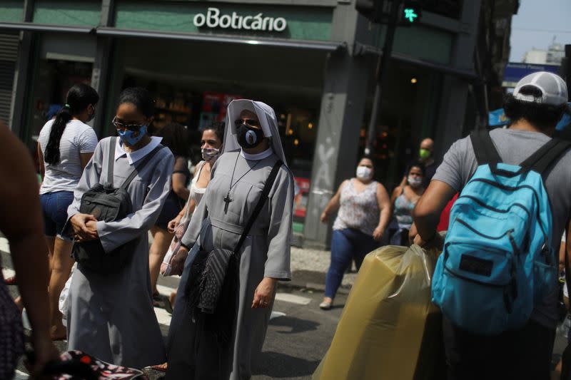 Personas caminan por un el distrito comercial de Saara, en medio del brote de coronavirus, en Río de Janeiro, Brasil