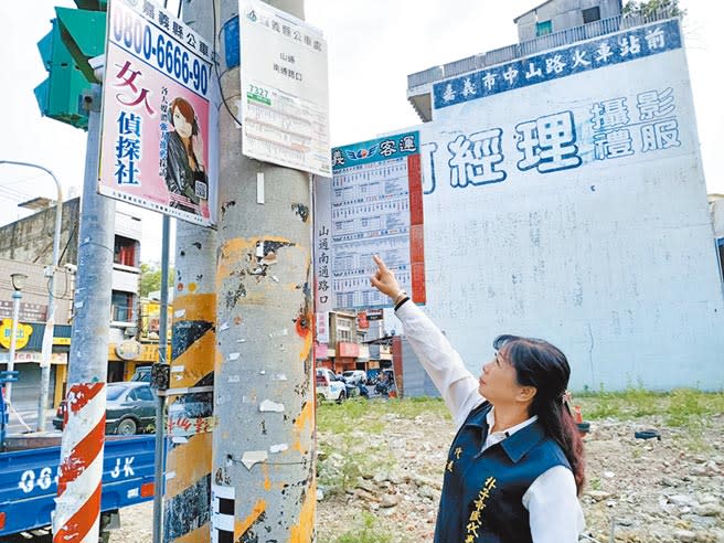 身高151公分的嘉義縣朴子市市民代表黃陳伯蓮說，公車時刻表放太高，連她要看上面寫的字都很吃力。（張毓翎攝）