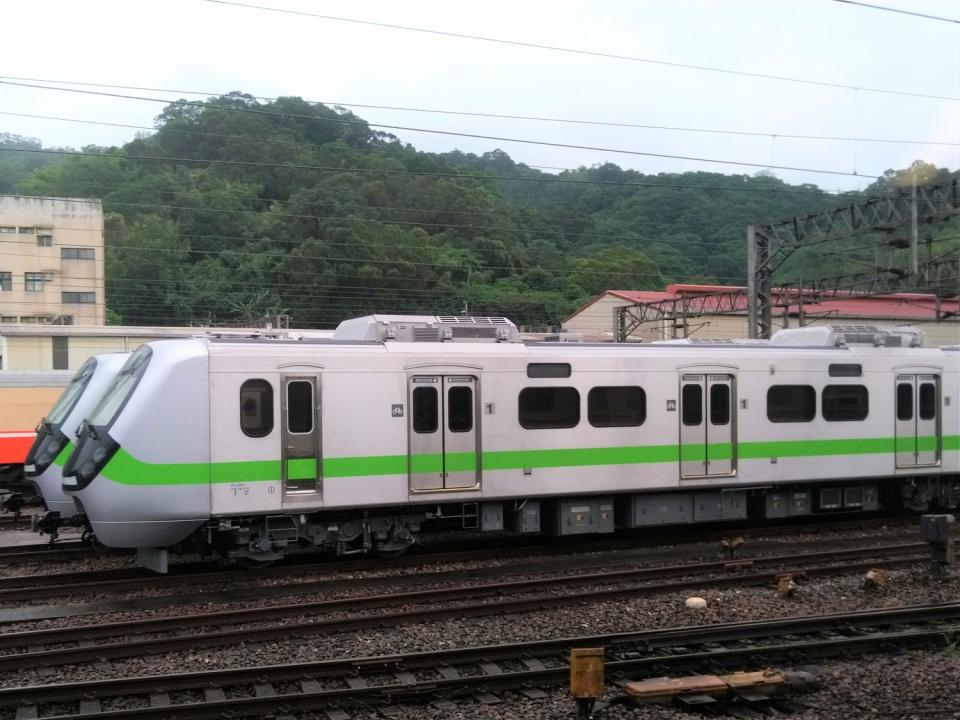 台鐵EMU903及EMU904電聯車將於7月中旬投入營運。   圖：台鐵局／提供