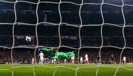 Football Soccer - Real Madrid v Napoli - UEFA Champions League Round of 16 First Leg - Estadio Santiago Bernabeu, Madrid, Spain - 15/2/17 Napoli's Lorenzo Insigne scores their first goal Reuters / Juan Medina Livepic