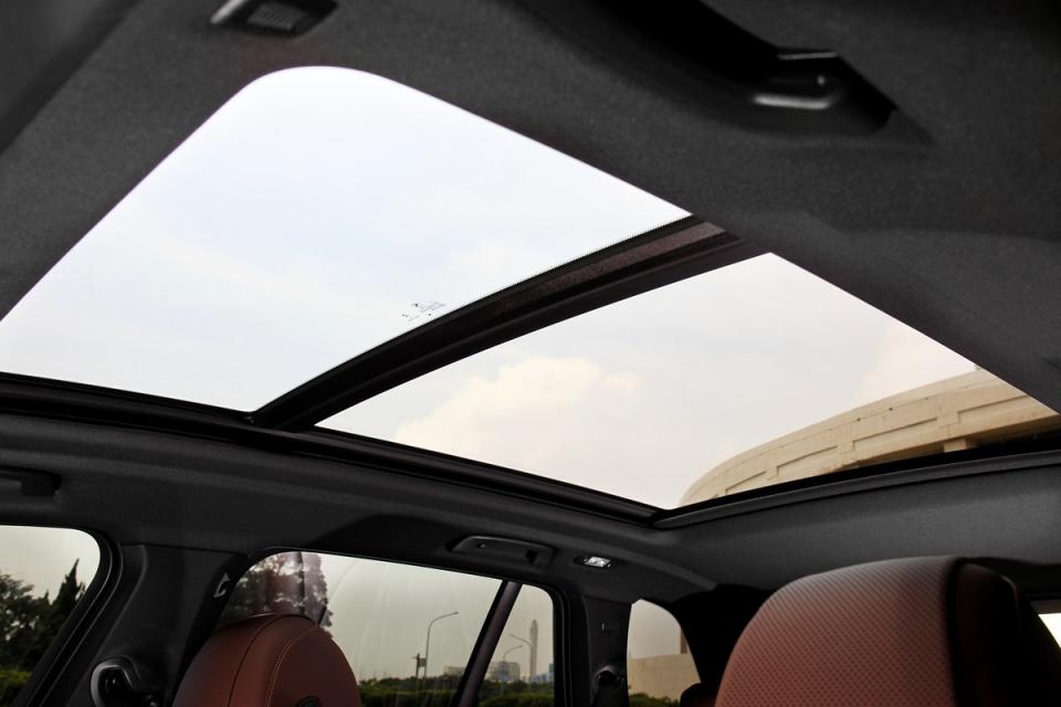 xDrive40i M Sport車型有配備全景天窗。