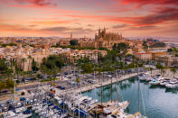 <p>Una semana de vacaciones cuesta de media 1.474 euros en Palma de Mallorca, donde el alojamiento es muy caro (711€), aunque alquilar un coche sale algo más económico (432€) que en otras ciudades españolas. (Foto: Getty Images).</p> 