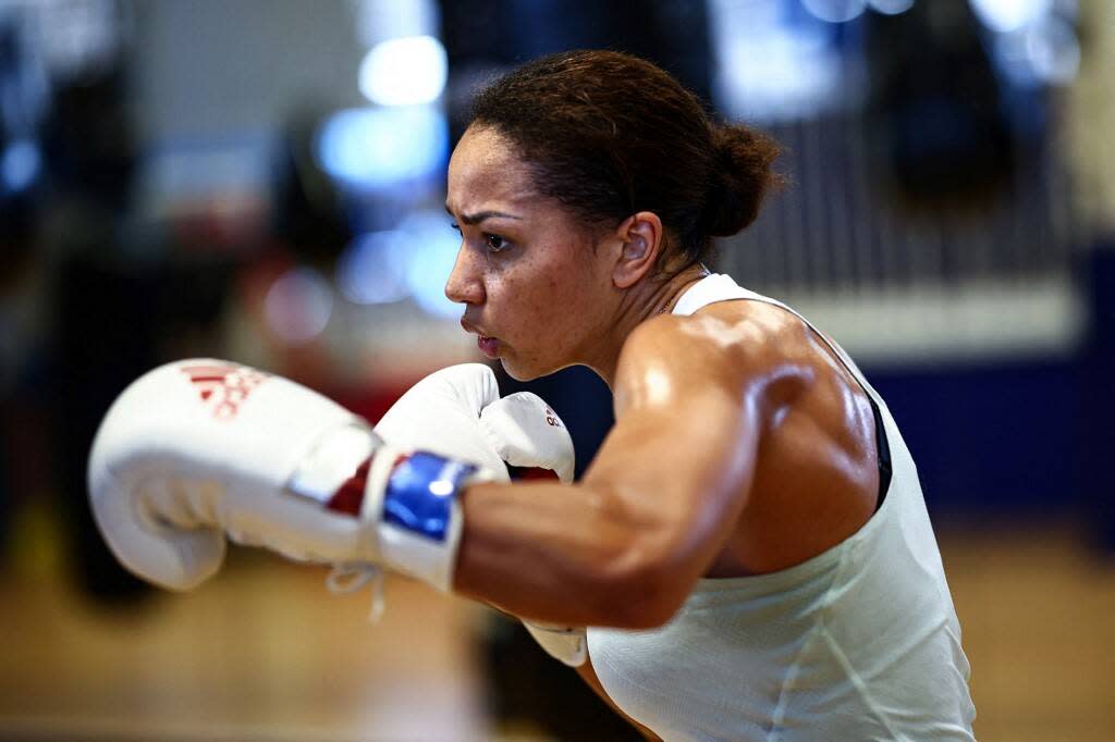 La championne olympique française Estelle Mossely, médaillée d’or à Rio en 2016, participe à une séance d’entraînement en vue des Jeux olympiques et paralympiques de Paris 2024, à l’Institut national du sport, de l’expertise et de la performance (INSEP), à Paris, le 12 avril 2024.