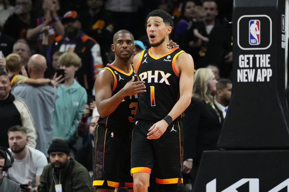 鳳凰城太陽Chris Paul、Devin Booker。(AP Photo/Matt York)