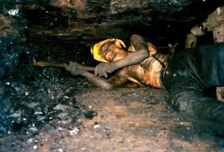礦工楊興材只能躺著採煤礦，照片攝於1984年。周朝南提供。