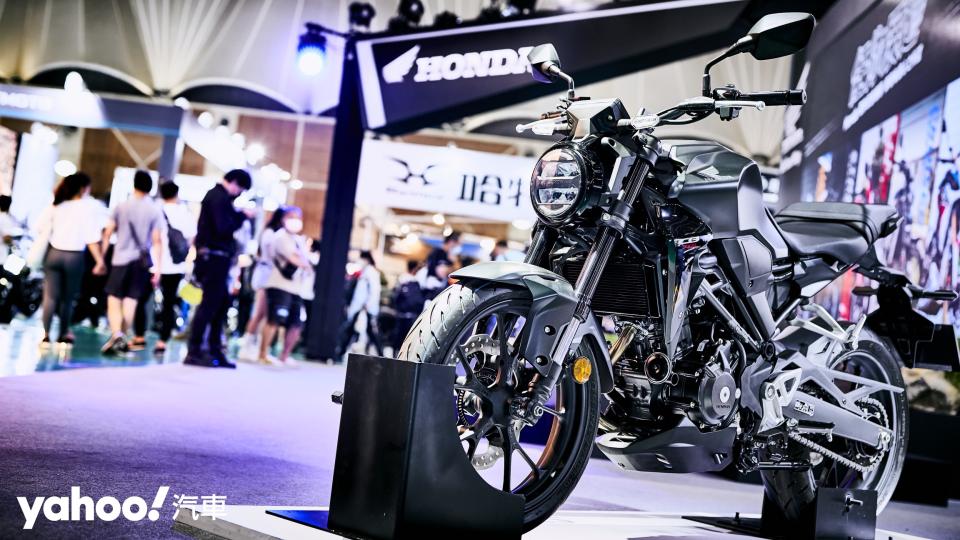 2023年式Honda CB300R改款仍維持了Neo Sport Cafe風格並加入倒立式前叉升級。