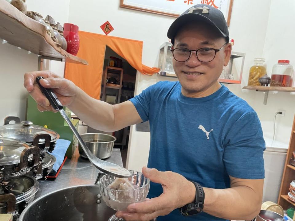 樂觀逗趣的黃溪河，有一身好功夫，能煮出各式好料理。 （記者楊淑芬攝）