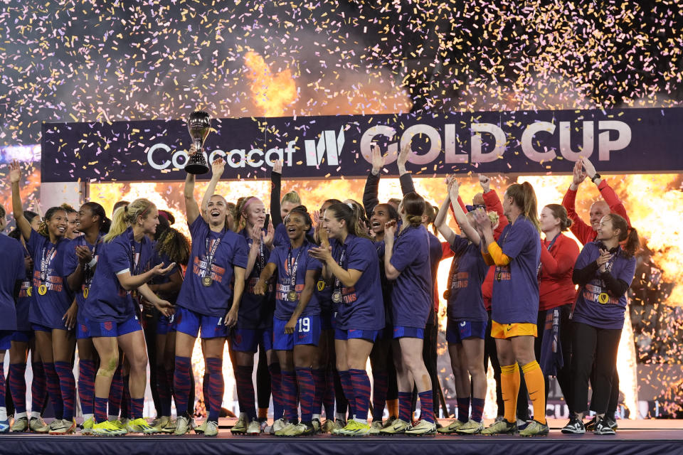 Alex Morgan sostiene el trofeo al lado de sus compañeras de la selección de Estados Unidos después de derrotar a Brasil en la final de la Copa Oro Femenina de CONCACAF, el domingo 20 de marzo de 2024, en San Diego. (AP Foto/Gregory Bull)