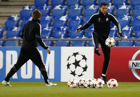 Real Madrid's Cristiano Ronaldo (R) kicks a ball during a training session ahead of a Champions League Group B match against FC Basel in Basel November 25, 2014. REUTERS/Arnd Wiegmann