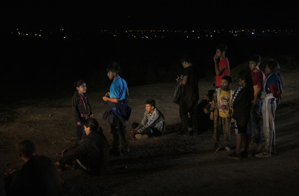 Un grupo de migrantes que cruzó el río Bravo y se entregó a los agentes fronterizos espera ser procesado en Roma, Texas, el 5 de mayo de 2022. (Kirsten Luce/The New York Times).