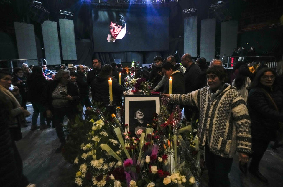 Personas en el funeral de la cantante chilena Cecilia "La Incomparable" Pantoja, en el Teatro Caupolican en Santiago, Chile, el martes 25 de julio de 2023. Pantoja murió la madrugada del martes. Tenía 79 años. (Foto AP/Esteban Félix)