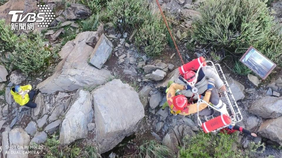 男爬北大武摔斷腿，空勤隊派直升機上山救援。（圖／TVBS）