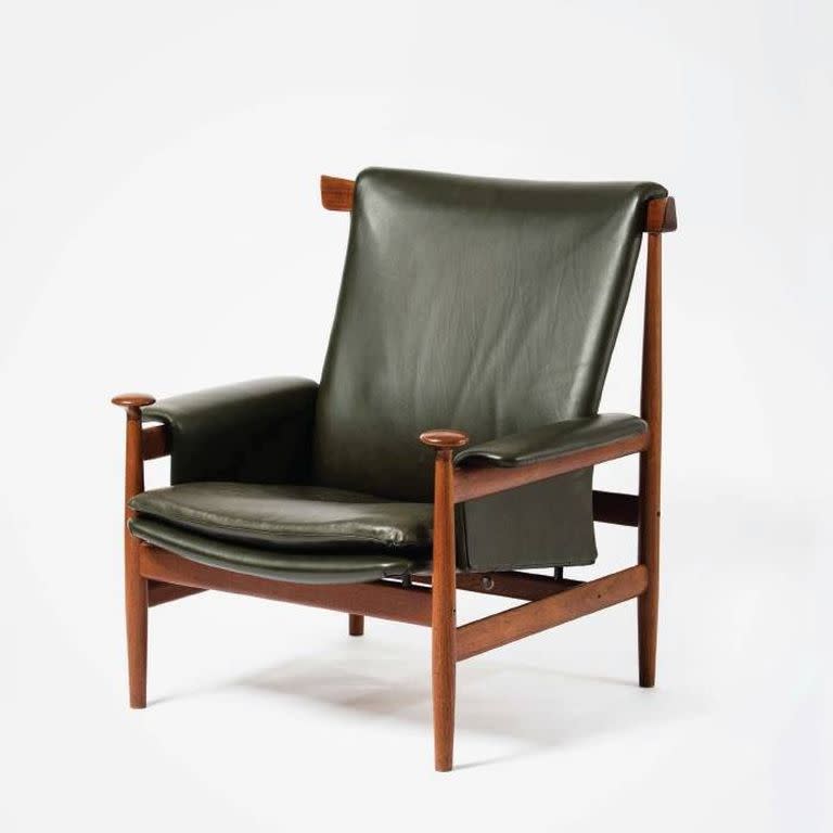 Finn Juhl (1912 -1989), manufactura danesa, France & Son Sillón en madera de teca y cuero con apoyabrazos; con etiqueta y chapa de manufactura en la parte interior del asiento