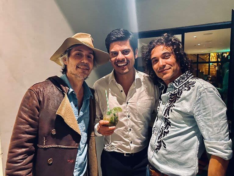 Martín Rodríguez junto al director colombiano Andi Baiz y el actor Fredy Yate, en el set de Griselda