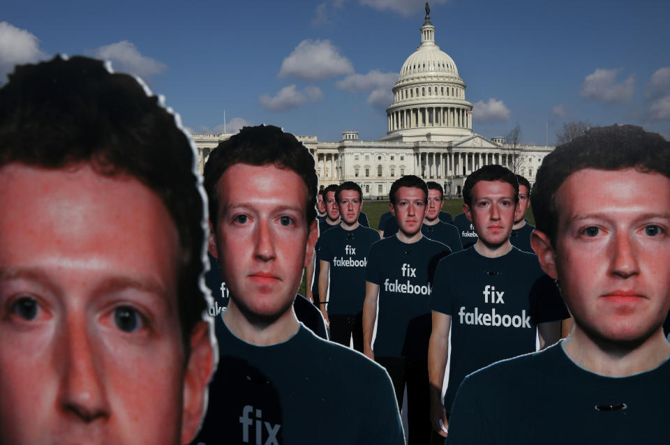 Vor dem Kapitol in Washington D.C. demonstrieren Facebook-Kritiker mit Pappfiguren des CEO Marc Zuckerberg.