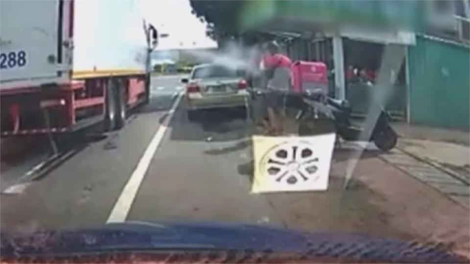 轎車沒打方向燈突換車道　擦撞外送員機車　 2人當街上演全武行