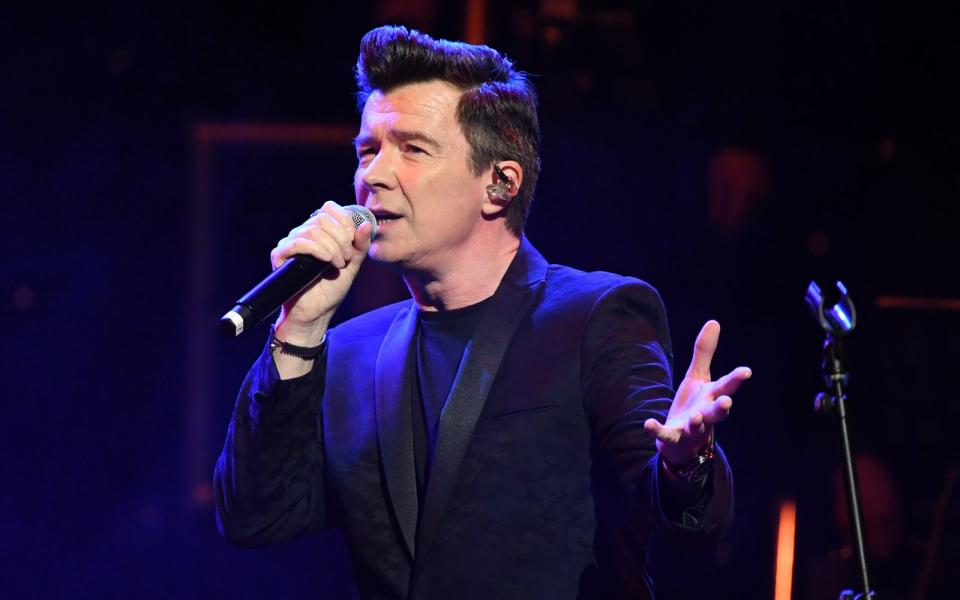 Rick Astley erlebte in den letzten Jahren ein kurioses Revival - dank eines Internet-Memes knackte das Video zu "Never Gonna Give You Up" zuletzt die Marke von einer Milliarde YouTube-Streams. Der 56-Jährige tut aber auch etwas für seinen anhaltenden Erfolg. Kürzlich war er wieder einmal in Großbritannien auf Tour, wo er auch Songs vom 2018er-Album "Beautiful Life" präsentierte. (Bild: Getty Images/Stuart C. Wilson)