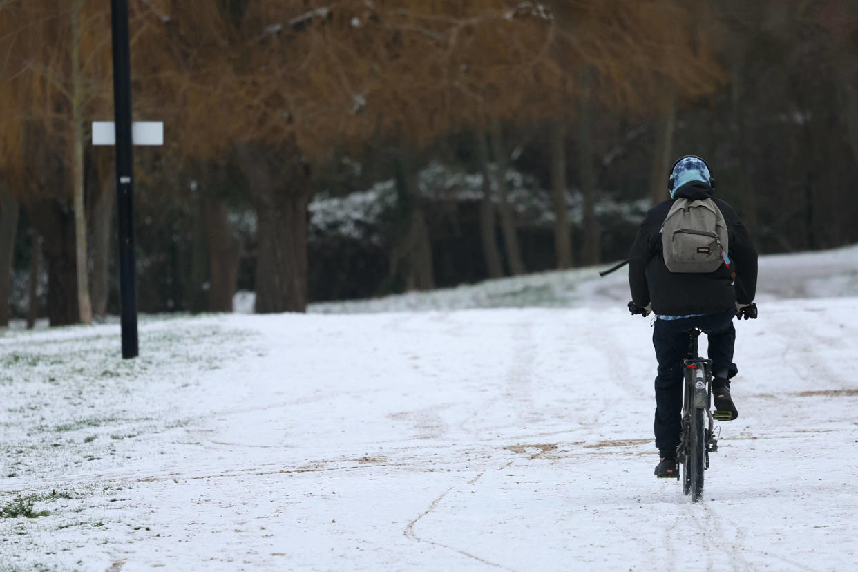 Un homme à vélo sur un chemin enneigé à Draveil, dans l’Essonne, le 9 janvier 2024.