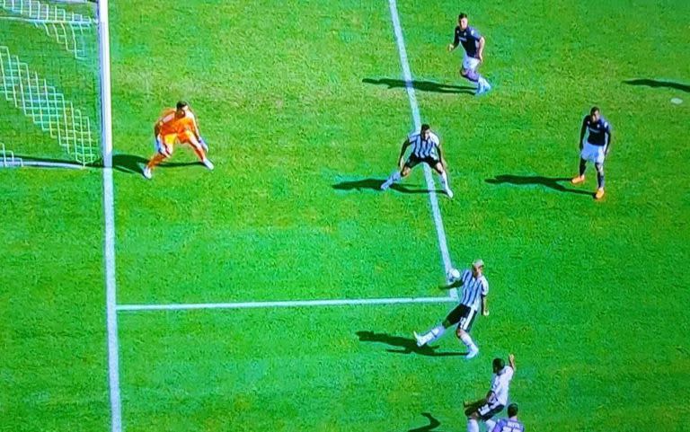 La mano que cometió Leandro Paredes en su debut en Juventus, que derivó en un penal