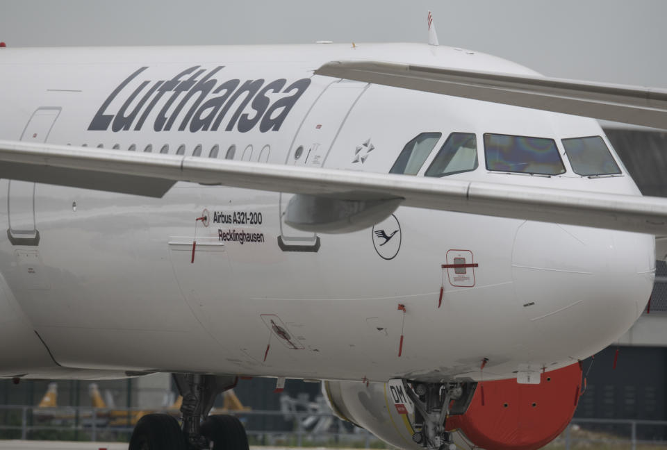 Eingemottete Passagiermaschinen der Lufthansa stehen am Rande der Rollbahn auf dem Flughafen. Die infolge der Corona-Pandemie in wirtschaftliche Schieflage geratene Lufthansa soll mit Staatshilfe gerettet werden. Neun Milliarden Euro Staatshilfe sollen der Lufthansa durch die Corona-Krise helfen. Foto: Boris Roessler / dpa