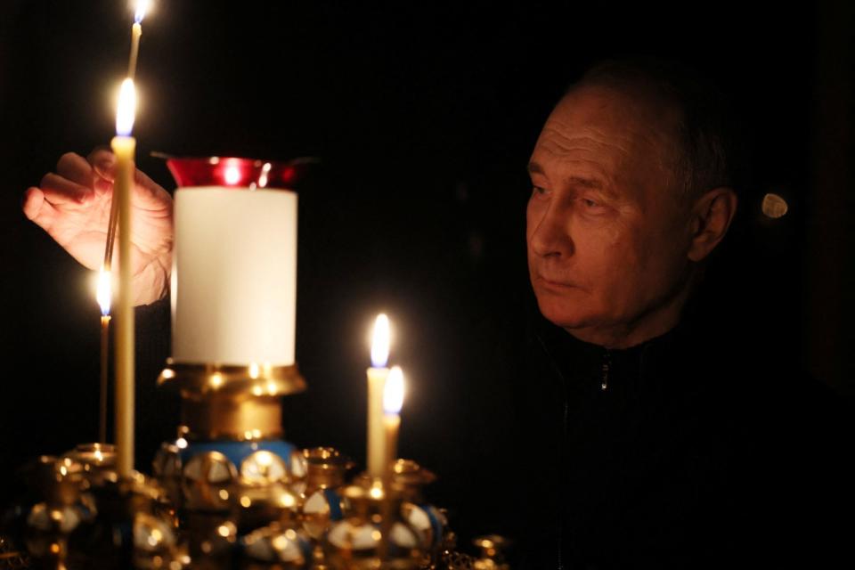 俄羅斯官媒發布照片，總統普丁24日在官邸內的教堂哀悼恐攻罹難者。路透社