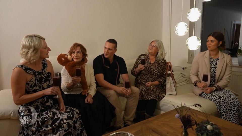 Alle Gäste halten sich an den Dresscode "Animalisch", von links: Diana, Ute, Kristoph, Petra und Sandra.
 (Bild: RTL)