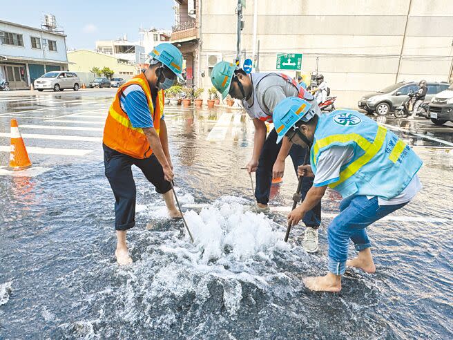 0403花蓮大地震過後，台南市關廟區中正路、南雄路二段路口出現「噴泉」，研判因地震晃動，造成自來水管線排氣閥錯位而漏水，路面形同「小河」，自來水公司人員迅速搶修，昨上午9點35分完成搶修。（曹婷婷攝）