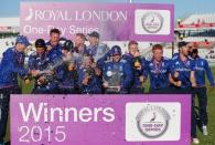 Cricket - England v New Zealand - Fifth Royal London One Day International - Emirates Durham ICG - 20/6/15 England's Eoin Morgan celebrates with the trophy and team mates after winning the Fifth Royal London One Day International Action Images via Reuters / Phil Noble Livepic