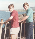 “Sommer 1980 mit meinem Bruder Ralph. Und ja, ich weiß, dass meine Jeans supercool waren.” Dass der junge Mann auf der Rechten, damals zwölf Jahre alt, zu einer der ganz großen männlichen Sex-Ikonen Hollywoods werden würde, konnte 1980 noch niemand ahnen. Tatsächlich sollte es … (Bild: Instagram)