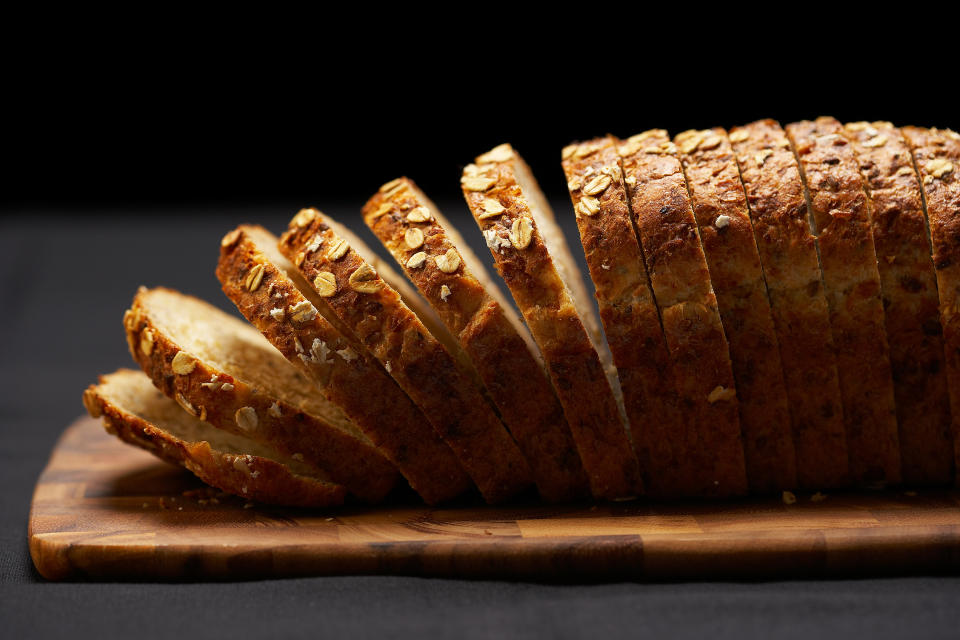 Para llevar una alimentación equilibrada debes incluir el pan en tu dieta habitual. Eso sí, conviene conocer qué contiene exactamente cada rebanada y qué cantidad es la ideal.