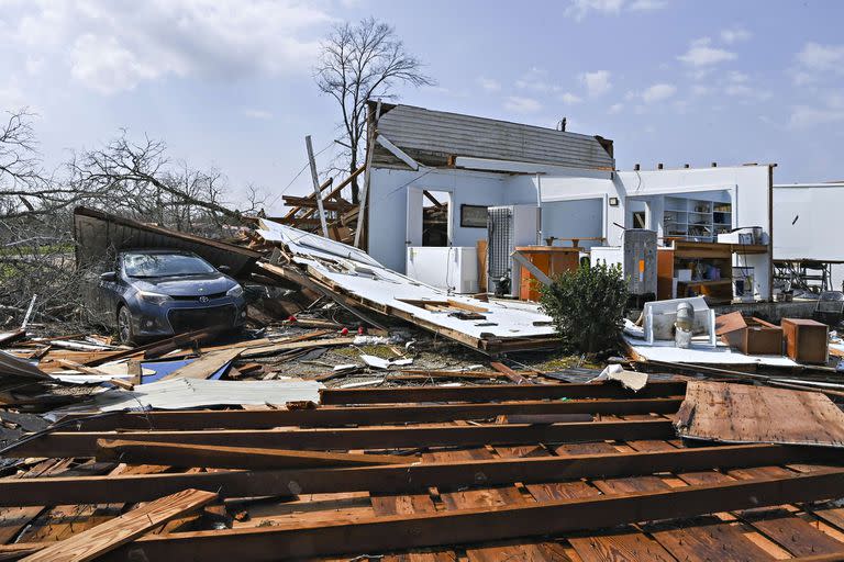 Al menos cinco personas murieron después de que un poderoso sistema de tormentas arrasara Alabama dejando un camino de destrucción.