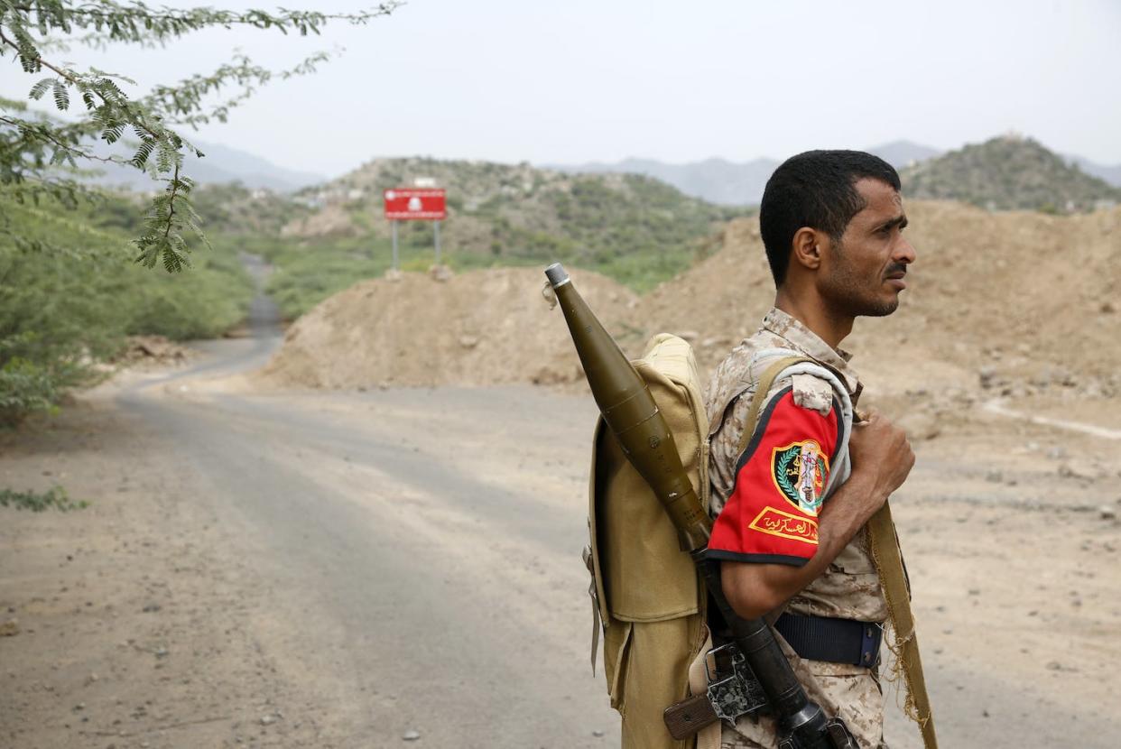 A Houthi fighter patrols an area during Yemen's civil war. <a href="https://www.gettyimages.com/detail/news-photo/fighter-of-the-houthi-group-stands-while-patrolling-at-al-news-photo/1409540631?adppopup=true" rel="nofollow noopener" target="_blank" data-ylk="slk:Mohammed Hamoud/Getty Images;elm:context_link;itc:0;sec:content-canvas" class="link ">Mohammed Hamoud/Getty Images</a>