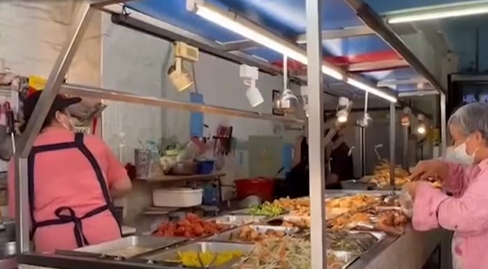 台南一間自助餐店因為便宜價格吸引許多客人。（圖／東森新聞）