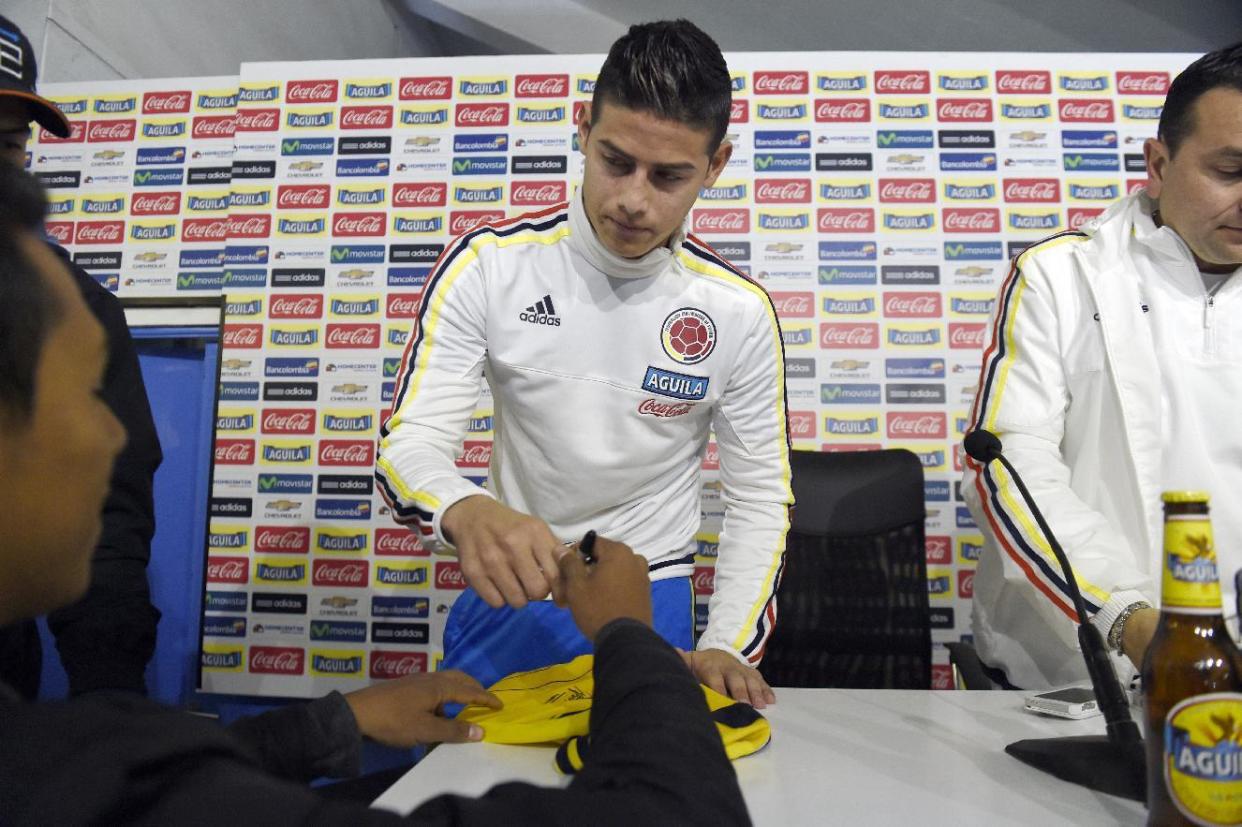 James Rodríguez firmando camisetas tras una conferencia de prensa en la Copa América Chile 2015.