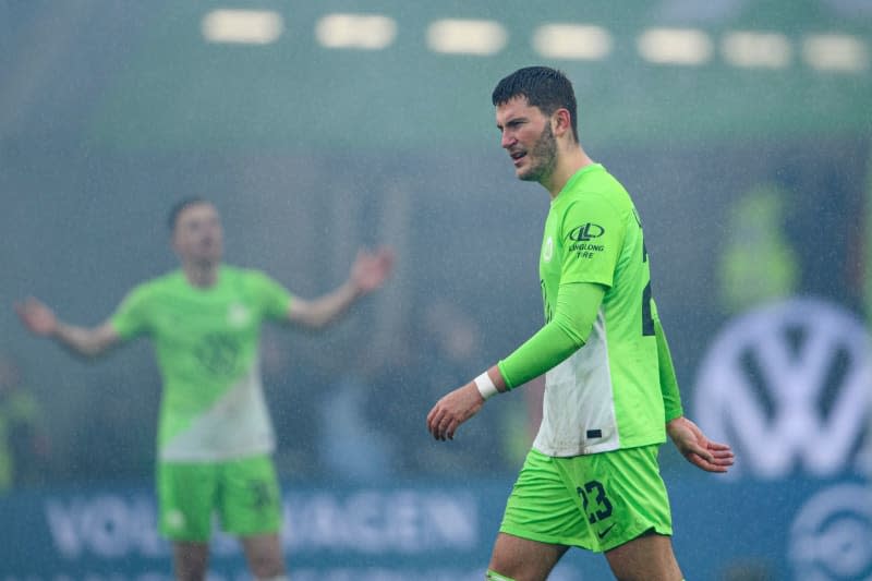 Wolfsburg's Jonas Wind celebrates scoring his side's first goal during the German Bundesliga soccer match between VfL Wolfsburg and VfL Bochum at Volkswagen Arena. Swen Pförtner/dpa