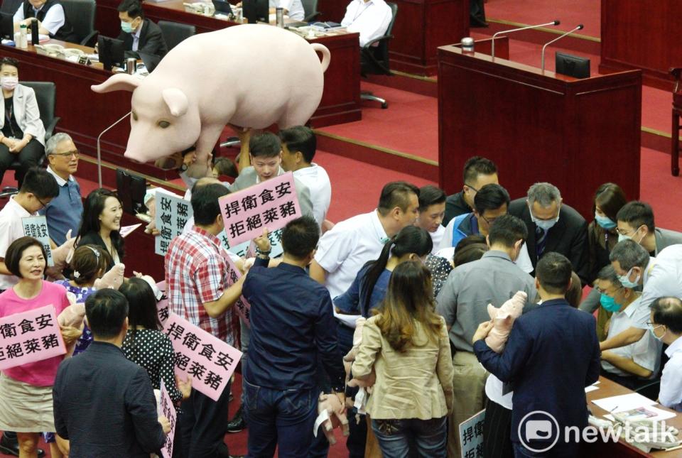 國民黨台北市議會黨團圍堵台北市長柯文哲要求台北市政府拒絕萊豬，捍衛食安。   圖：張良一 / 攝