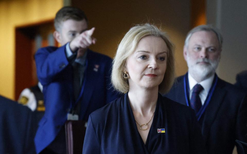 La primera ministra británica, Liz Truss, pasea por la sede de las Naciones Unidas en Nueva York - AFP