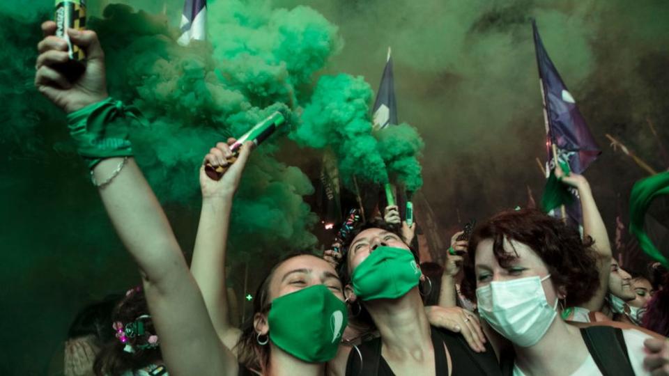 Manifestantes pro aborto festejando en Argentina.