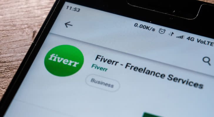 O site Fiverr exibido na tela do celular.