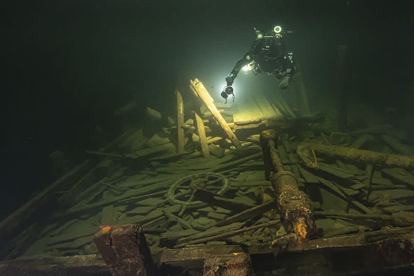Un buzo del equipo polaco Baltictech inspecciona los restos de un velero del siglo XIX que el equipo descubrió 11 de julio de 2024