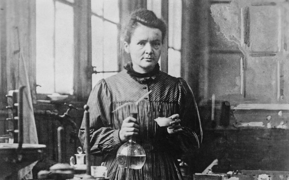 <p>Marie Curie war die erste weibliche Nobelpreisträgerin und in vielerlei Hinsicht ein Vorbild. Zuletzt wurde die Geschichte der weltberühmten Physikerin sogar fürs Kino verfilmt ("Marie Curie - Elemente des Lebens"). Anlässlich des Weltfrauentags am 8. März zeigt die Galerie Madame Curie und weitere große Pionierinnen, die Geschichte schrieben. (Bild: Bettmann/Getty Images)</p> 