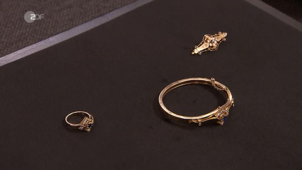 585er-Gold, Saphire und Diamanten - das Schmuck-Konvolut von Astrid Heide-Korzen aus Marburg war laut Wendela Horz bis zu 1.200 Euro wert. Die 61-Jährige wäre mit 800 zufrieden gewesen. Elke Velten bezahlte 1.000 Euro. (Bild: ZDF)