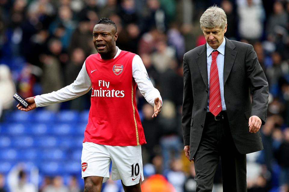 Arsenal maanager Arsene Wenger and William Gallas walk off dejected  (Photo by Stephen Pond - PA Images via Getty Images)