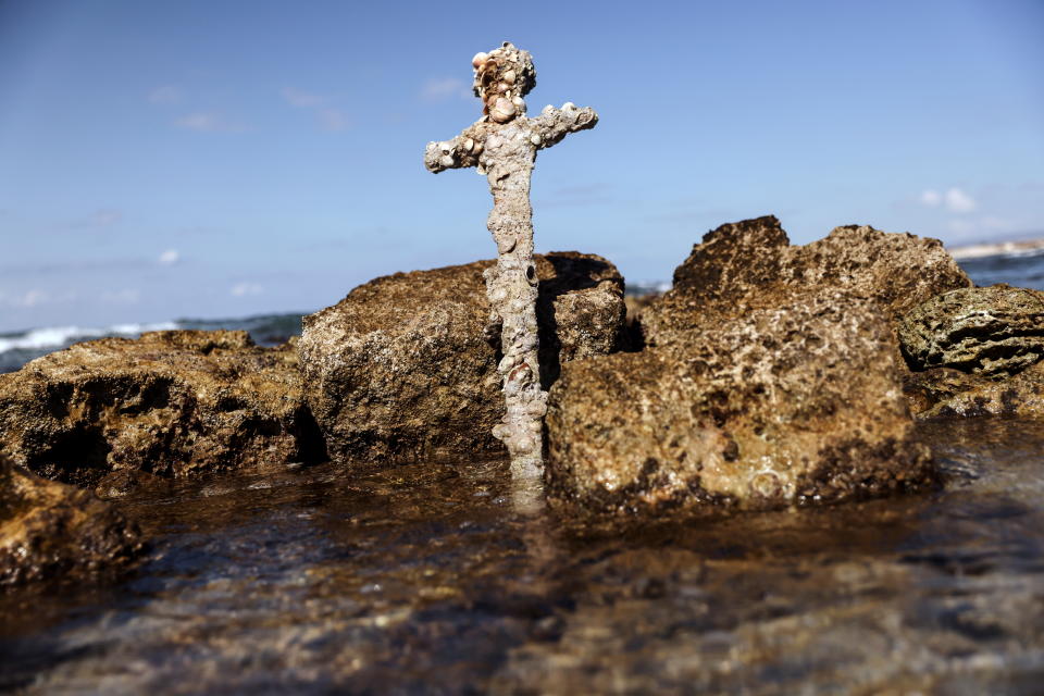 Un buzo recupera de las aguas del Mediterráneo una espada de 1.000 años