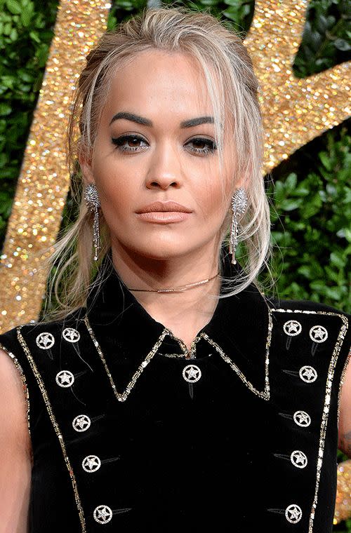 The singer pulled off a fierce golden goddess look at the British Fashion Awards in London with her black velvety military-esk vest, spiky diamond earrings and wispy blonde ‘do. We love her bronze complexion, shimmery lids and supple and glossy nude pout.