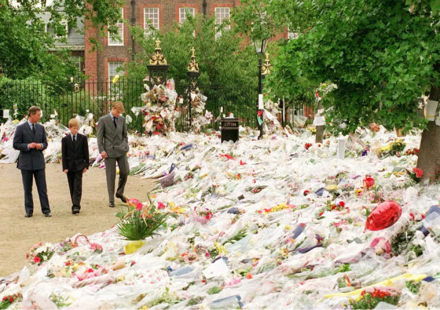 Charles, William und Harry begutachten die Blumen, die Tausende f&#xfc;r Diana nach ihrem Tod im Jahr 1997 vor dem Palast abgelegt hatten. (Getty Images)