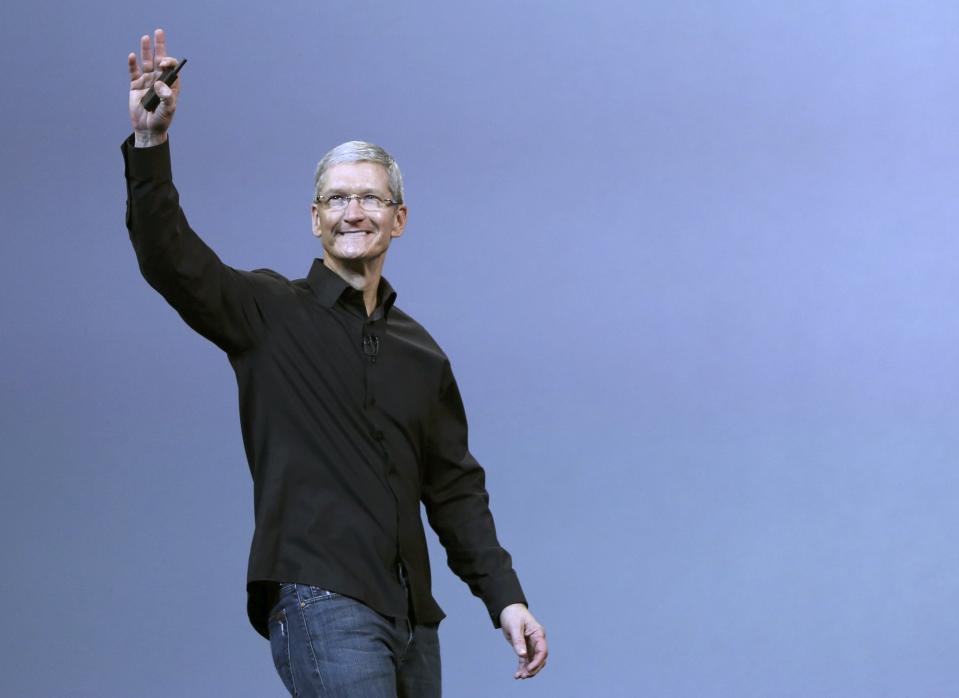 Apple Inc CEO Tim Cook steps out on stage during an Apple event in San Francisco, California October 22, 2013. REUTERS/Robert Galbraith (UNITED STATES - Tags: BUSINESS TELECOMS SCIENCE TECHNOLOGY)