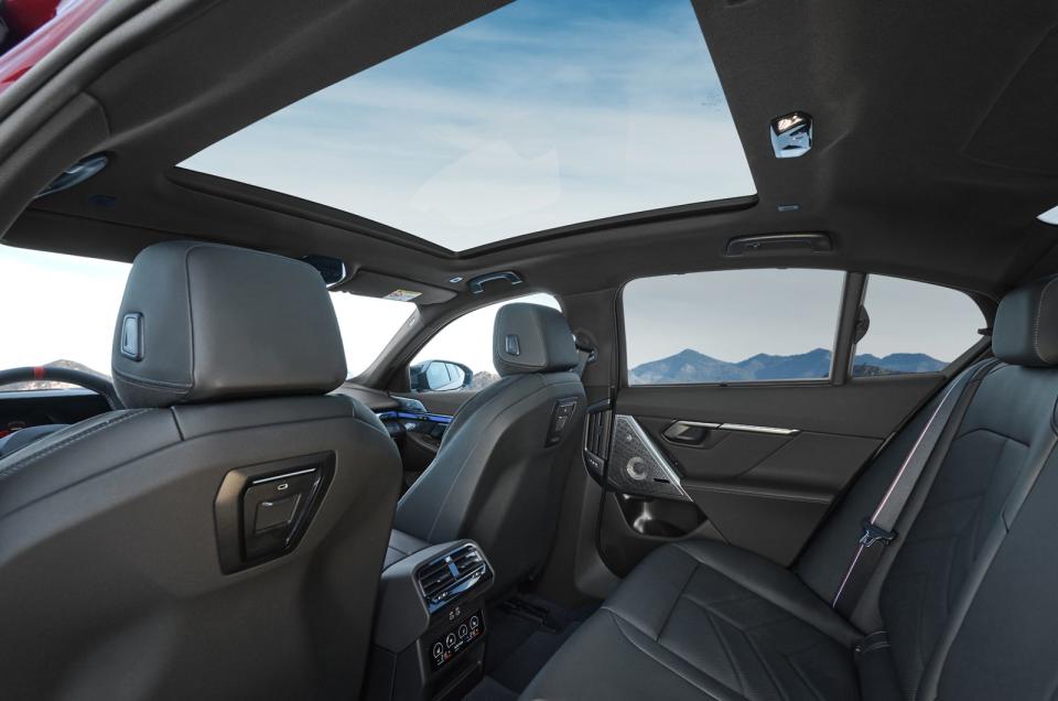 全景式玻璃車頂為座艙帶來開闊舒適的乘坐空間。