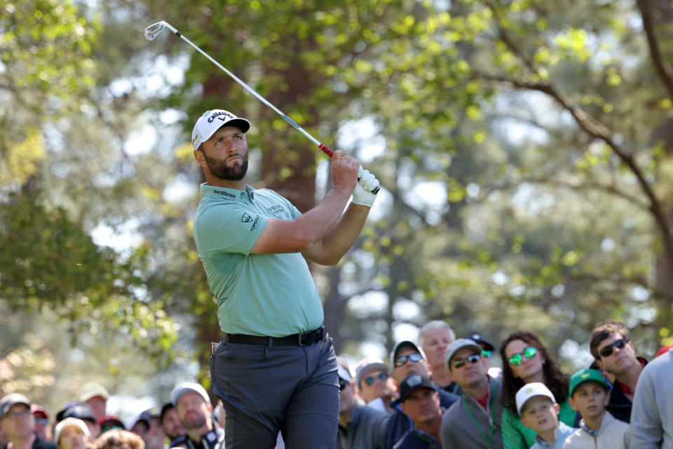 AUGUSTA, GEORGIA - 10 DE ABRIL: Jon Rahm de España juega su tiro desde el cuarto tee durante la ronda final del Masters en Augusta National Golf Club el 10 de abril de 2022 en Augusta, Georgia.  (Foto de Jamie Squire/Getty Images)