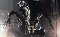 Zumindest fast hätte es die ätzende Alien-Königin in Teil vier der Sci-Fi-Horror-Reihe "Alien" auf die Erde geschafft - wäre da nicht (die geklonte) Ellen Ripley (Sigourney Weaver) gewesen, die das Raumschiff im letzten Moment im Orbit verglühen lässt. (Bild: Fox)